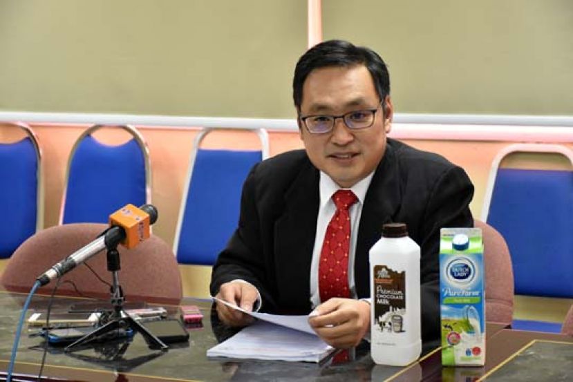 联邦贸消部副部长张健仁指出，政府不会重新检讨之前的决定，为砂拉越食品加工厂发出白糖进口准证。