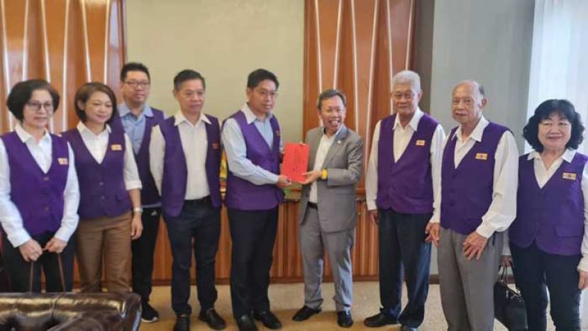 紫辉阁阁所主体建筑工程动土仪式将于本周三举行，砂副总理拿督阿玛沈桂贤医生（右四）受邀为主宾，左起为紫辉阁妇女组主任陈桂英丶财政林念芝，青年团团长谢嵩丶总务彭国良及阁长蔡岷谷。右一起为李秋华丶副阁长林顺昌及署理阁长陈盛福。