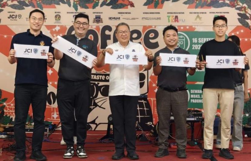 为Taste of Borneo 2.0美食市集主持开幕仪式时影。左起为总赞助人萧俊杰、筹委会主席张和陞、主宾拿督黄鸿圣、会长张玜珅以及活动顾问蔡健琛。