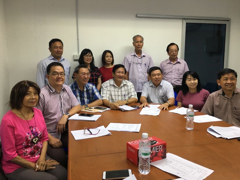 古晋中华小学校董会新闻发布会，前排中;为校董会主席王长福。