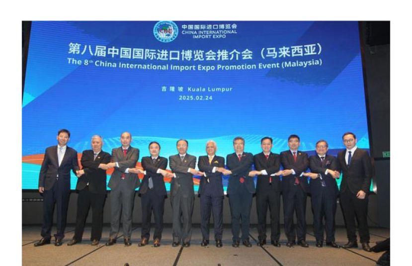 第八届中国国际进口博览会推介礼。左起张敏、张创迪、吴逸平、吴政平、莫哈末慕斯达法、孙淑强、叶翃瑚、阿布巴卡尤索夫和叶展溢。