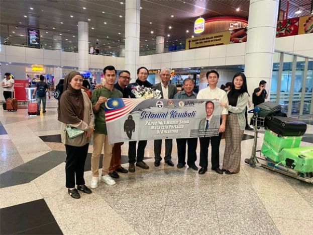 苏丹米占南极研究基金代表和家属欢迎贾斯汀（左四）回国。