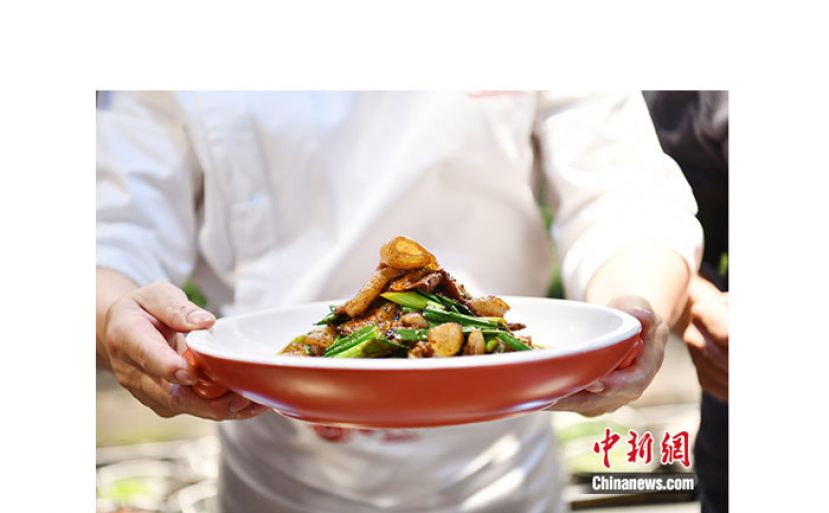 四川成都，在一家打着&ldquo;三代人都爱吃的回锅肉&rdquo;招牌的川菜店内，厨师王加强展示自己刚做的川菜回锅肉。