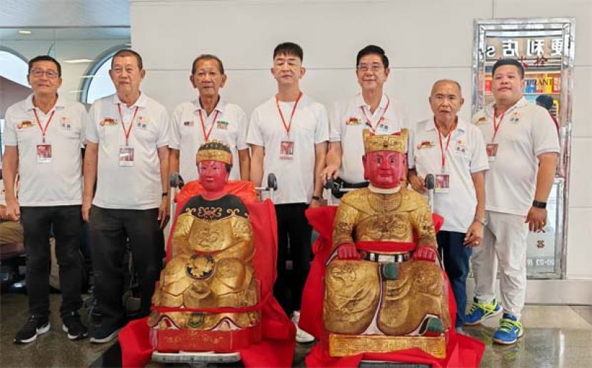   马来西亚各庙代表在中国迎接福建省南安市诗山镇凤山寺圣公圣妈金身来马时合影。中为中国龙山宫主任陈福气、右4为马来西亚广泽尊王文化联合会会长兼雪兰莪八打灵山云宫主席卜九福。