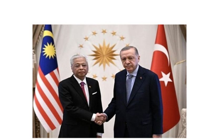 首相依斯迈沙比里（左）与土耳其总统埃尔多安（右）互相握手。