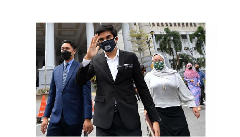 赛沙迪(中)抵达法庭面控。