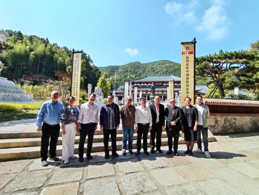 马福领导与闽侯县政府领导合影于雪峰崇圣禅寺。左起为马福副秘书林彪、闽侯县委统战部部务会成员黄赛琴、闽侯县委统战部常务副部长 、县侨办主任叶振典、马福永久名誉会长拿督吴标生博士、署理总会长拿督董仕星、闽侯县委常委、统战部长林小迓、马福秘书长刘锦虎、砂福总会长甲必丹拿督刘思乐、闽侯县侨联主席叶锦珠以及闽侯县侨联副主席林连旺。