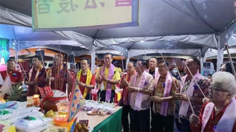 辉盛花园广圣宫主席林志雄（右7）及主宾叶耀星（右6）与众人上香，向安溪大二伯爷祝寿及进行盂兰盆会膜拜。