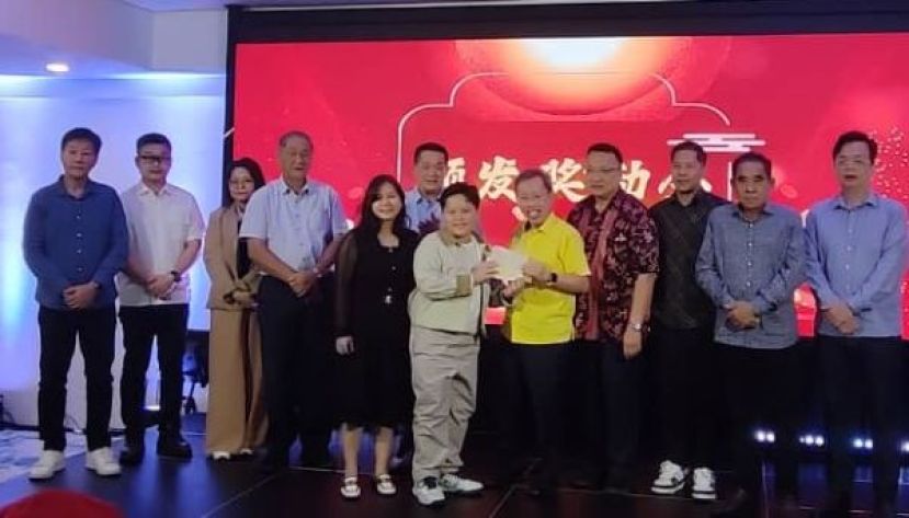 主宾拿督阿玛沈桂贤（右五）颁奖予荣获全国华语演讲比赛冠军 ，来自泗里街华民小学的陈柏宁时影。