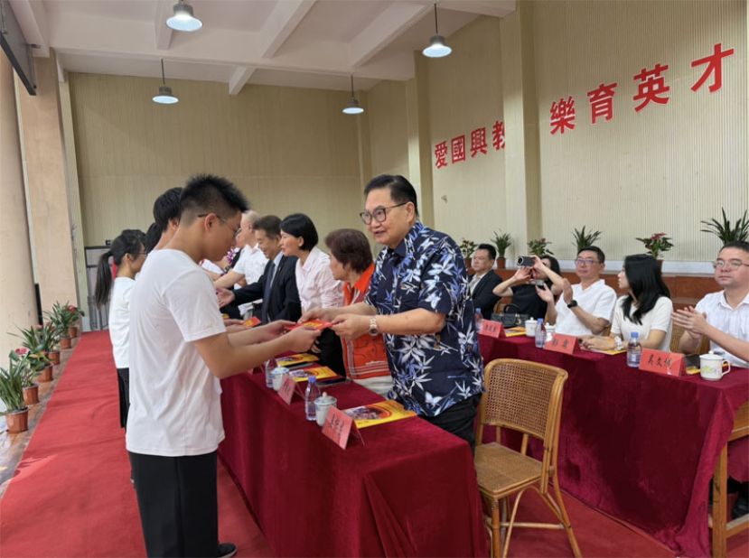 奖项共设三大项：学生优秀奖（综合奖、品学兼优奖、优秀毕业生奖）共80名；教师育英奖（教学奖、优质服务奖）共32名；助学奖共30名。受奖学生有序上台，双手接红包，并给授奖嘉宾微笑鞠躬致谢。