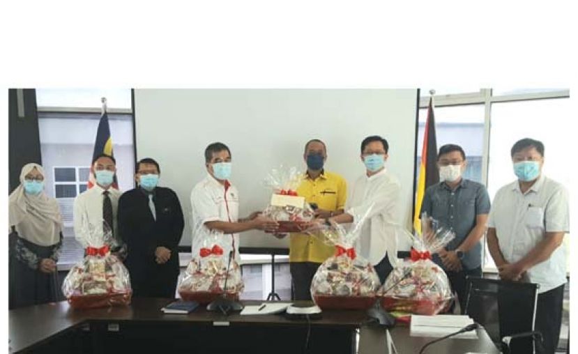 砂人联党古晋支部执委代表支部主席拿督杨莉向砂拉越卫生局献上礼篮和祝福，由砂卫生局局长钱仁兴医生（左四）接收。右起为姚楚兴市议员、杨严彬市议员、黄廉欢市议员、本曼查拿督张达存。
