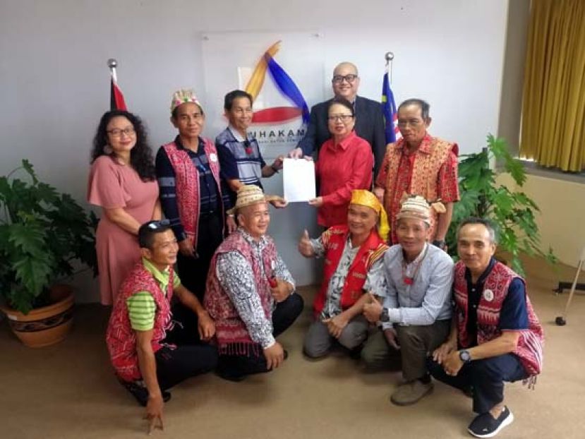 大马自然之友代表佐教阿沃（左三）在原住民代表的见证下，移交备忘录予人权委员会砂拉越专员玛德琳柏尔玛博士（右二）时摄。