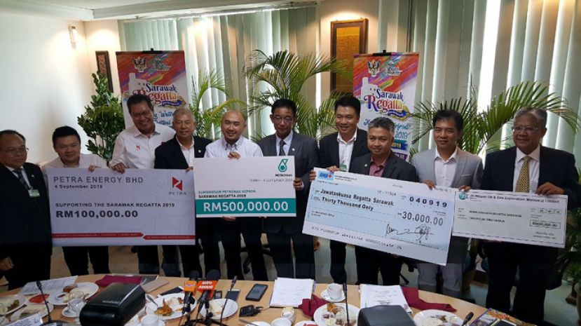   赞助商与主办单位代表合影，右5为砂旅游、艺术、文化部及青年与体育部长拿督阿都卡林。