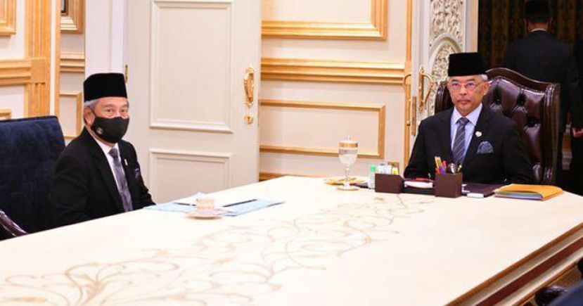 首相丹斯里慕尤丁(左)觐见国家元首苏丹阿都拉。
