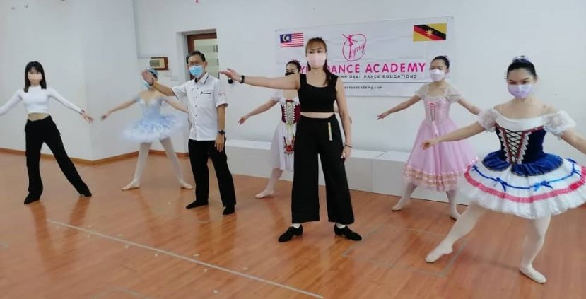 北市行政委员薛华东（中左）到田婷婷舞蹈学院为参加目前国际公开舞蹈体育锦标赛学员打气；中右为院长田婷婷。