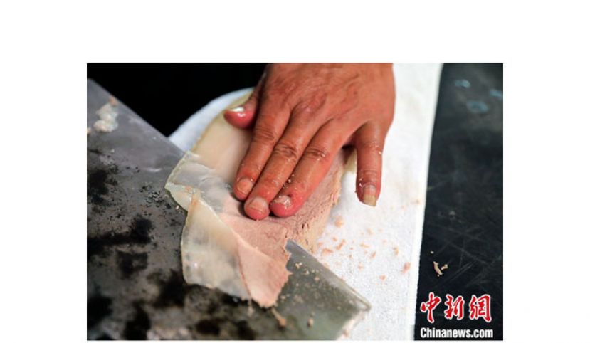 白肉师傅何卫东正在切肉片。