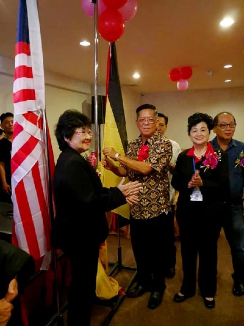 古晋省华人社区最高领袖天猛公陈如飞(右三）主持赛会升旗礼。右四为；晋汉大联歌友社社长黄碧莺，右二为；晋汉大联歌友社主席叶玉翠。