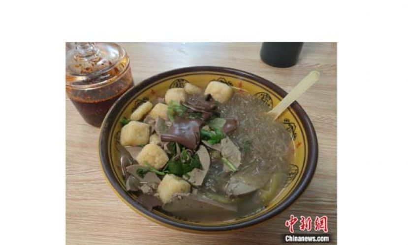 线下店售卖的鸭血粉丝汤。