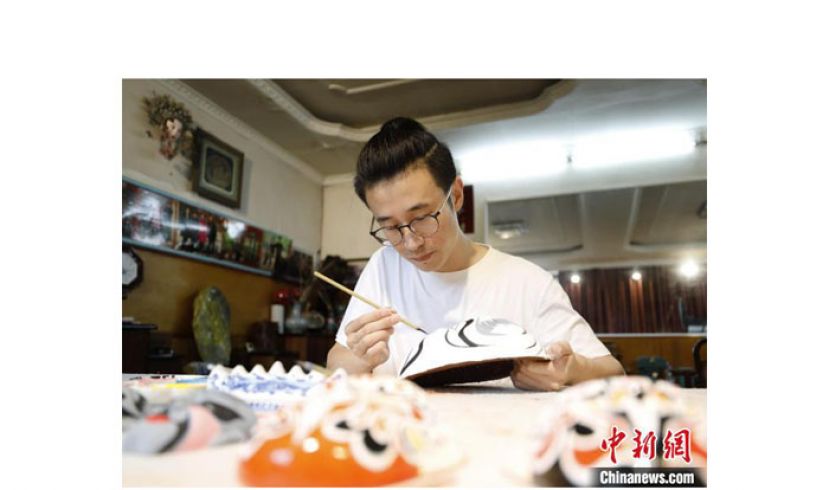 河北固安焦氏脸谱第七代传承人焦雪峰正勾画脸谱。