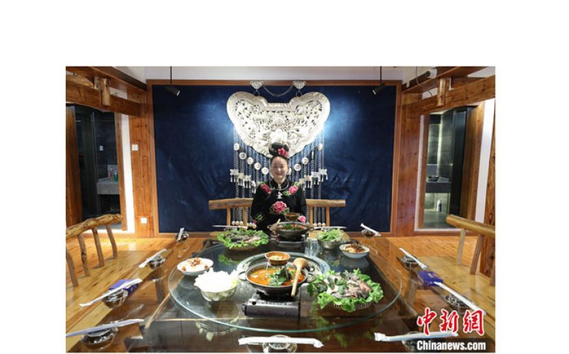 李珍制作的酸汤鱼宴。