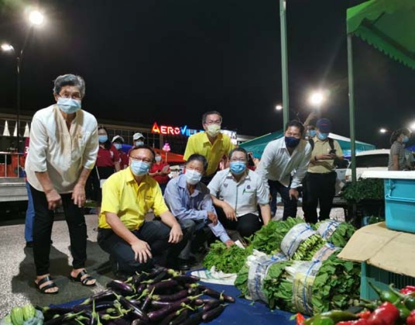 众嘉宾在Aeroville Mall VG 市场逛菜市，左一起为古晋利安集团主席陈悦枝的夫人李秀玲、巴都吉当区州议员兼巴达旺市议会主席罗克强、古晋利安集团主席陈悦枝、南市市长拿督黄鸿圣、Aeroville Mall 董事甲必丹陈君义及后排为人联党圣淘沙支部主席叶耀星。