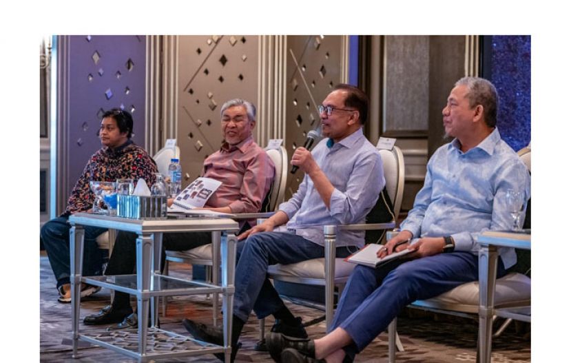 首相安华在副首相法迪拉、阿末扎希，以及阿莎丽娜陪同下，向团结政府国会议员举行国会会前会议。