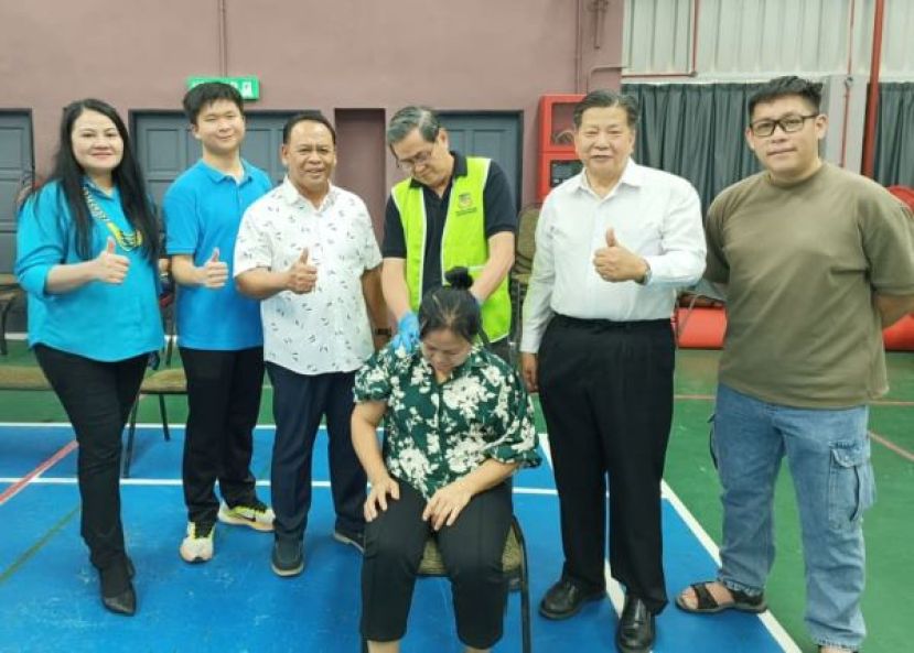 石隆门中医义诊主宾拿督亨利吉纳（左3）在现场与民进党中央妇女组主席温蒂、筹委主席黄国祥、石隆门中公校长蔡常青（右起）、砂医总会长江宗兴、高孔华医师合影。