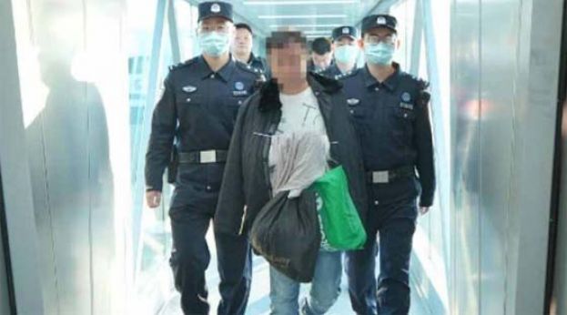 红通嫌犯外逃11年，从印尼被押解回中国。