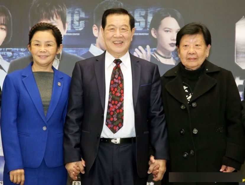 国际神探李昌钰（中）与妻子蒋霞萍（左）、姊姊（右）。