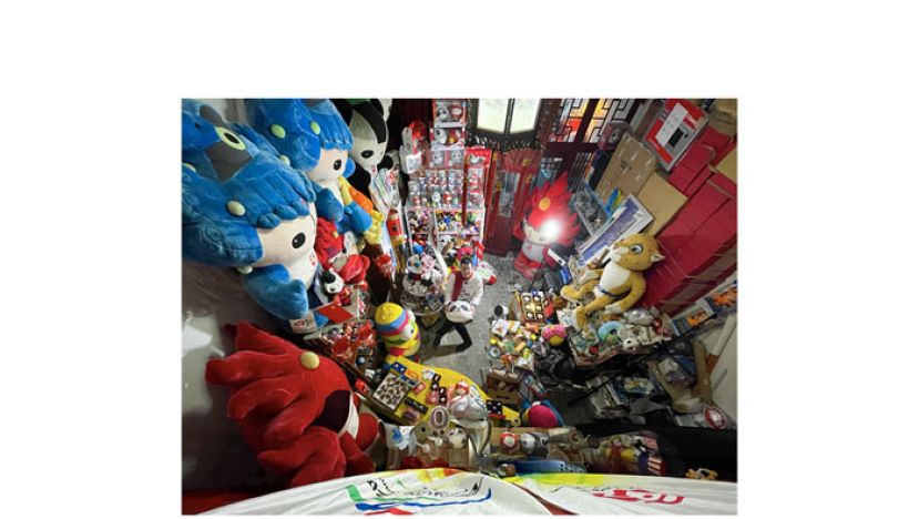 北京西城区胡同里，张文全和他的奥运藏品在一起。