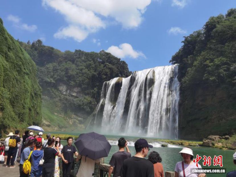 游客在贵州黄果树瀑布游玩。