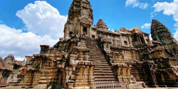 中国警方关注到近半年来，约250华人入籍柬埔寨。