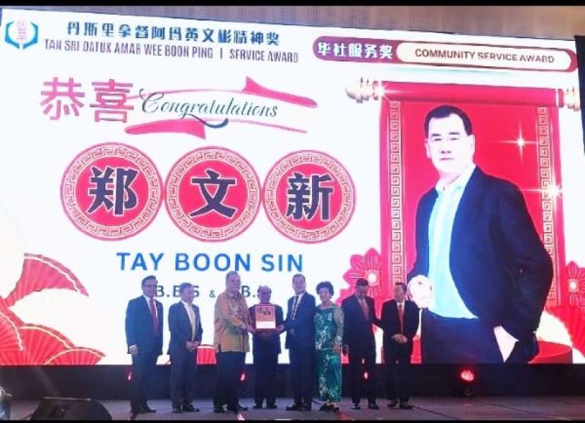 在主宾代表拿督阿玛道格拉斯（左四）以及众嘉宾的见证下，黄文彬集团董事拿督黄国辉（左三）颁发华社服务奖予得奖人郑文新时影。左六为其夫人陈国贞。