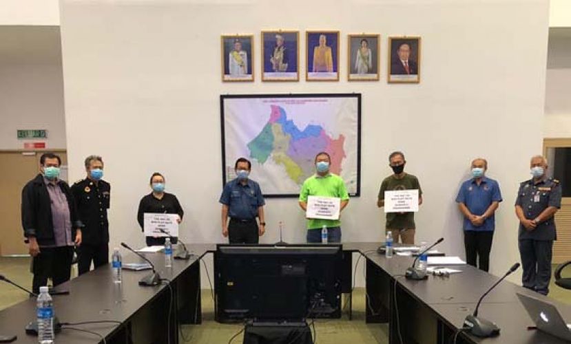 李景胜（左4）与巴士公司代表会议后合摄，左是副省长阿都阿兹。