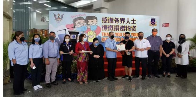 古晋南市市长拿督黄鸿圣（左6）颁发证书予其中一家获奖饮食业主。