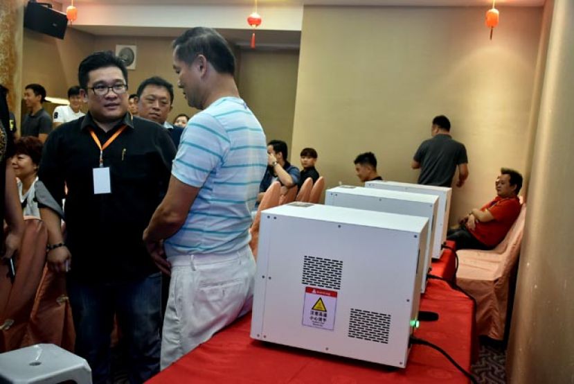 薇赫慈细胞能量仪负责人黄拔敦（左一）为民众讲解薇赫慈细胞能量仪的功能。