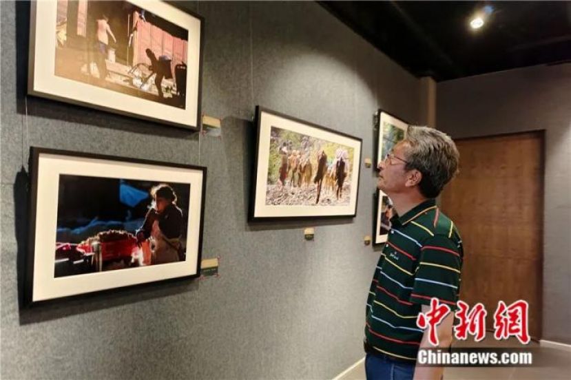 市民参观&ldquo;镜头下的云南，舍不得的丽江&rdquo;迈克&middot;费里曼个人摄影展。