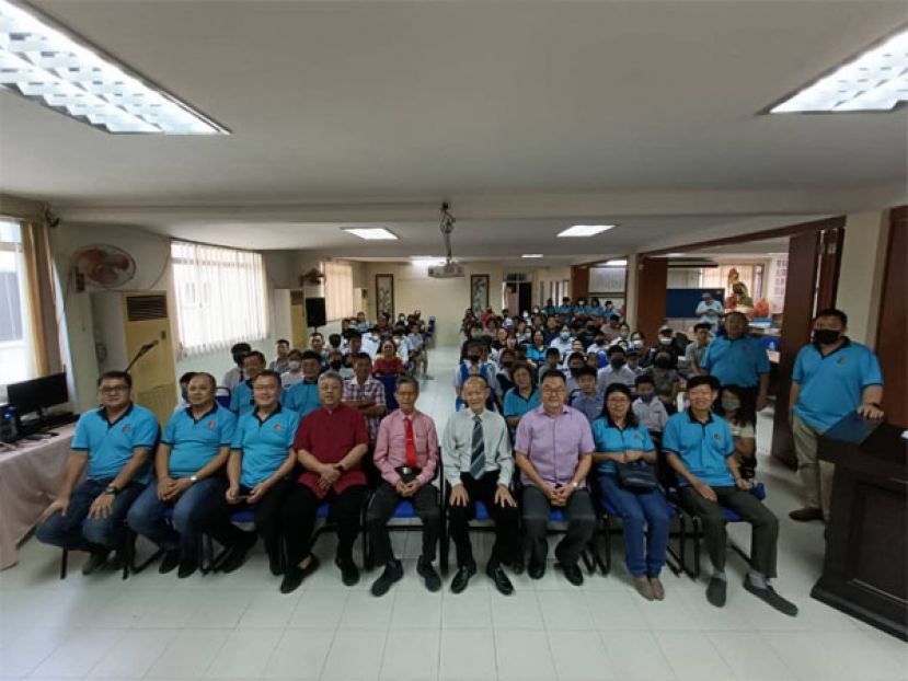 全体学生领取奖励金后与理事们大合照。