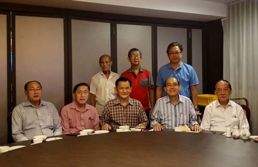 古晋咖啡酒餐商公会新闻发布会，前排左起;为公会总务张恒兴、财政林观桂、主席张业秋、秘书长詹和爱及福利主任郑剑廷。后排左起为副主席周国连、副福利何启星及理事陈贻贤。