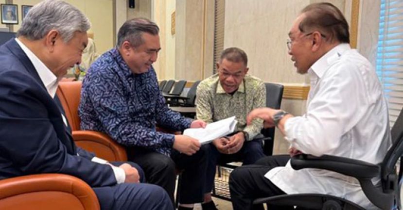 首相安华(左起)与赛夫丁、陆兆福和阿末扎希会面，商讨森州政局。   