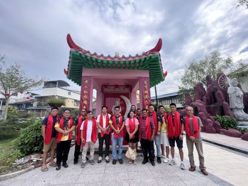 石角广龙宫理事与贵宾们在月老落成仪式后合影。左6为石角天师爷公会主席杨胜发，左5为甲必丹陈君义，左4为名誉顾问张联发。
