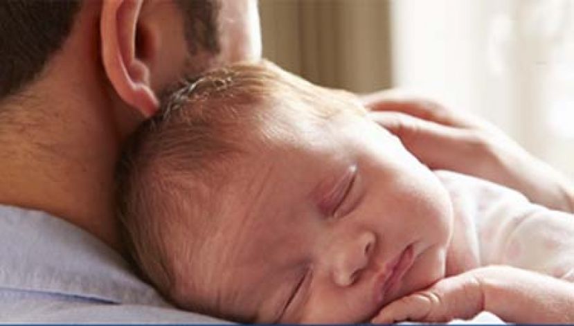 新手爸爸宠儿抱整晚　网球肘痛到掉泪