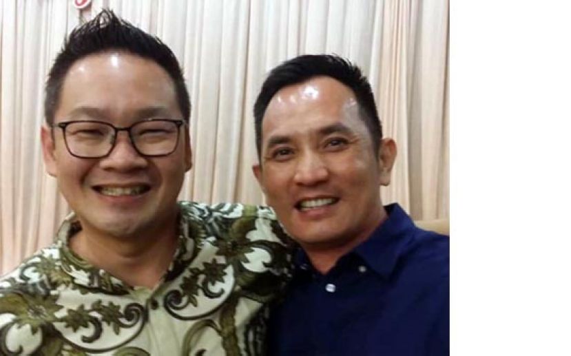 砂首长署政治秘书程明智（左）与砂中小企业公会会长拿督斯里温愿宝亲切交流。