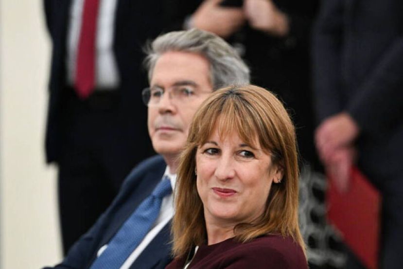 英国财政大臣里夫斯和美国财长贝森特为伊朗激烈口角。