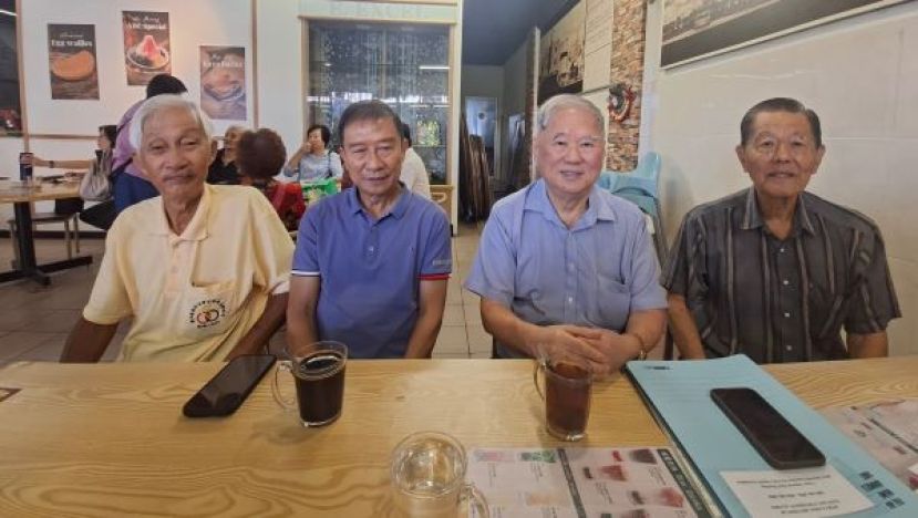 新闻发布会上一影。右起为工委会秘书熊国华、主席黄寿凑、财政林永强任以及执行顾问兼砂南大校友会会长林仲国。