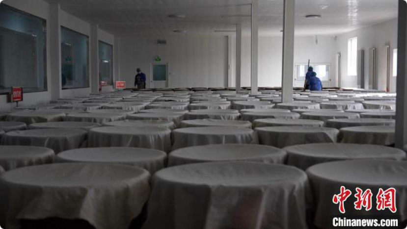 走进山西省晋城市沁水县嘉峰镇尉迟村一醋厂，只见一口口大缸整齐排列。