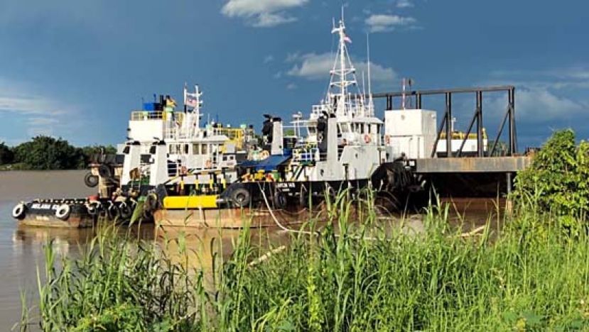 出事舯舡配合搜救工作，继续停靠河岸。