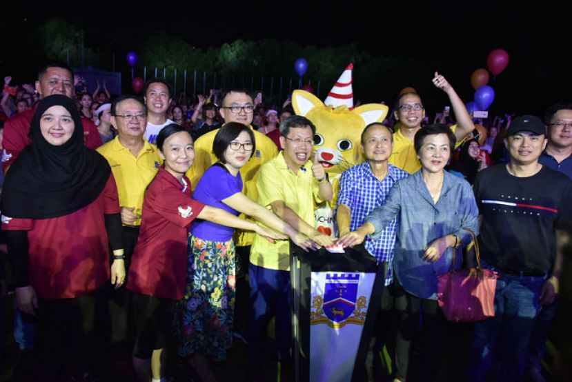 砂地方政府与房屋部长拿督沈桂贤（左四）与古晋南市市长拿督曾长青（右三）及北京东城副区长赵凌云共同为2019年古晋节尊巴运动主持开幕礼。