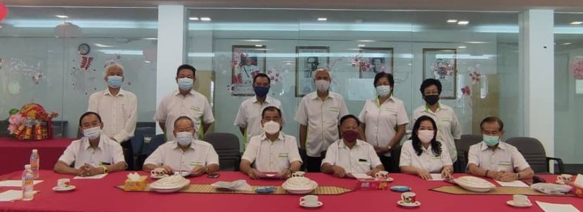  前排左起：副主席郭兴开、副主席钟名宝、主席郑文新、砂云南善堂2022壬寅年新春布施大会筹委会主席兼副主席郑瑞福、副秘书长赖小冰和秘书长张南华。后排左起：福利本固鲁田新华、财政甲必丹刘天金、副医药邓金海、正中文书张寿国、医药陈桂叶和副福利卢丽英。前排左起为副主席郭开兴、副主席钟名宝、主席郑文新、筹委会主席兼副主席郑瑞福、副秘书长赖小冰、秘书长张南华。