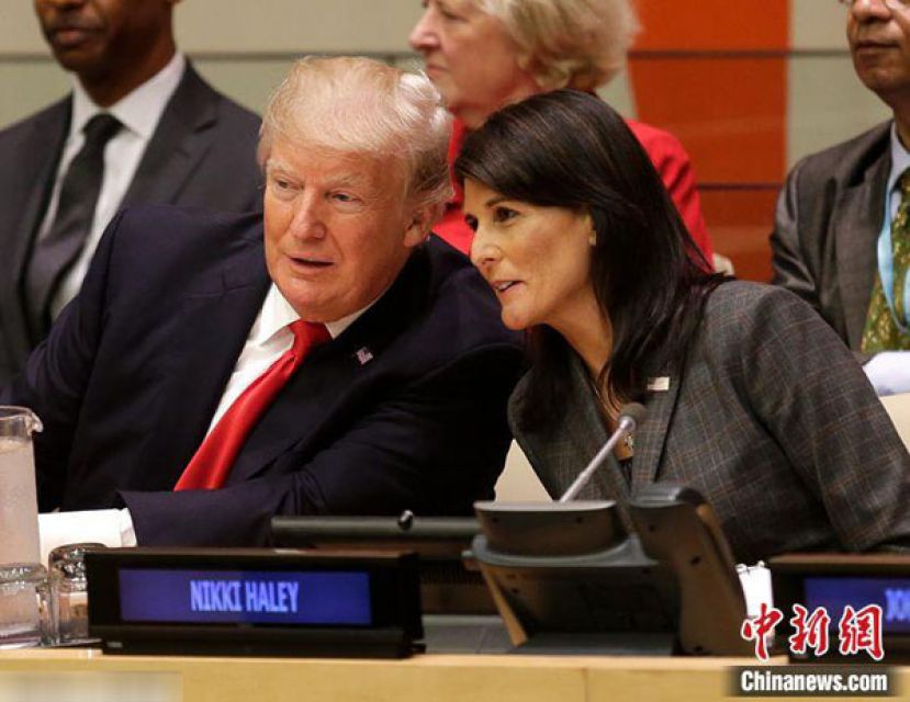 美国前总统特朗普与前驻联合国大使黑莉(右)。